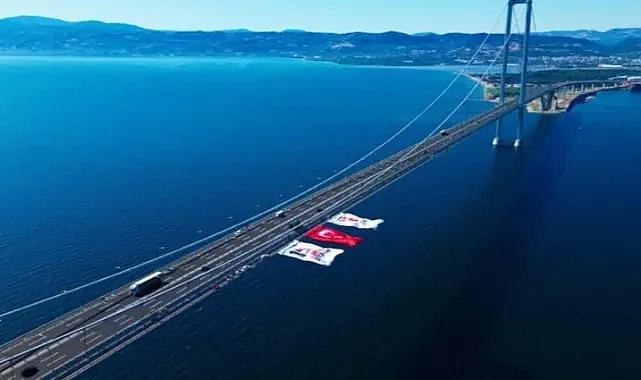 Türkiye'nin simge köprüleri 15 Temmuz için kırmızı beyaza büründü