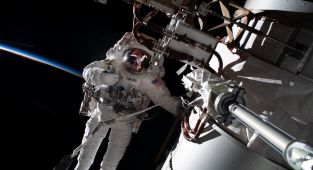 Uzayda ilk robotik kurtarma operasyonu: NASA düşen teleskobun peşinde