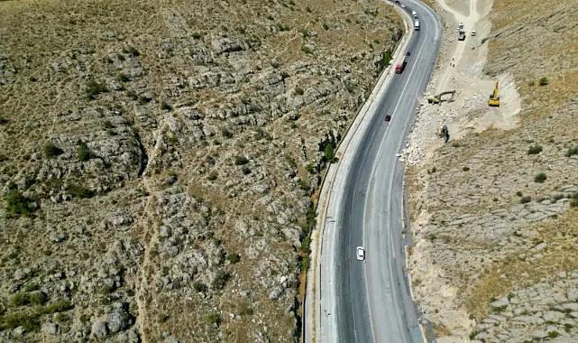 Afyonkarahisar'da araçları mora boyayan yol asfaltı komple kazındı
