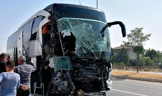 Afyonkarahisar'da yolcu otobüsü kamyonete çarptı: Ölü ve yaralılar var