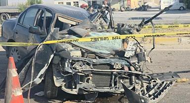 Aksaray'da otomobil direğe çarptı: 2 ölü, 2 yaralı