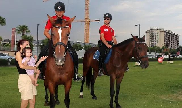 Antalya'da vatandaşlar ve turistlerden atlı polislere yoğun ilgi