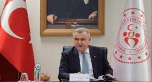 Bakan Bak: Hiçbir forma, hiçbir renk, hiçbir rekabet çocuğumuzun kalbinden daha kıymetli değildir