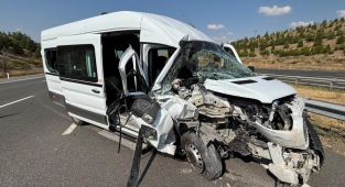 Başkentte servis minibüsü tıra çarptı: 7 yaralı
