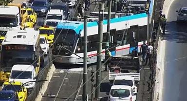 Beyoğlu'nda tramvay raydan çıktı