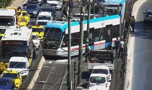 Beyoğlu'nda tramvay raydan çıktı
