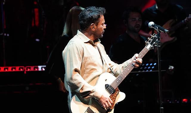 Bursa Kütürpark Açıkhava'da Emre Altuğ'dan müzik dolu gece