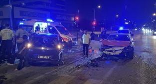 Bursa'da iki otomobilin çarpıştığı kazada 7 kişi yaralandı