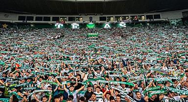 Bursaspor tribünlerinden gövde gösterisi!