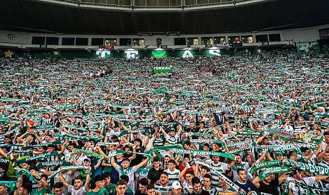 Bursaspor tribünlerinden gövde gösterisi!