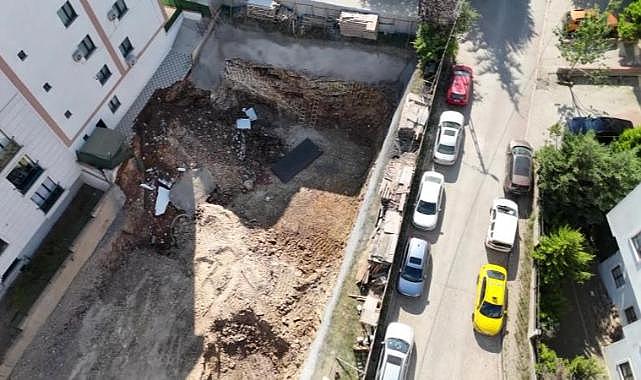 Çekmeköy'de istinat duvarı çöken inşaatın yanındaki 5 katlı bina boşaltıldı