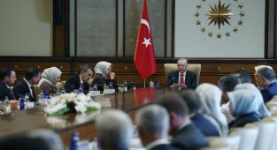 Cumhurbaşkanı Erdoğan, okul saldırısında hayatını kaybeden öğrencilerin velilerini kabul etti