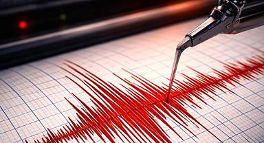 Endonezya’da 7,7 büyüklüğünde deprem