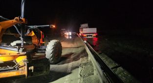 Erzincan Sivas kara yolunda meydana gelen heyelanda bir tır bariyerlere sıkıştı