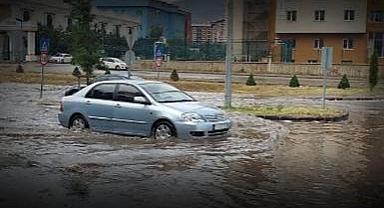 Erzurum’da 10 dakikalık yağış trafiği felç etti