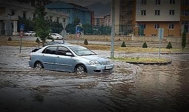 Erzurum’da 10 dakikalık yağış trafiği felç etti