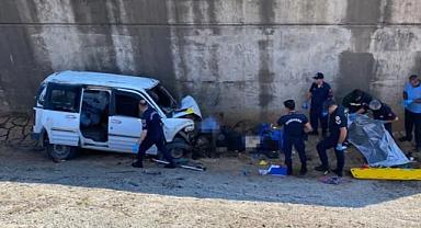 Gaziantep'te hafif ticari araç köprüden şarampole uçtu: 2 ölü