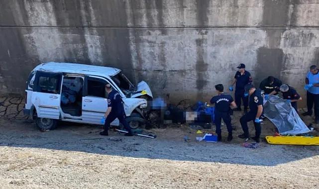 Gaziantep'te hafif ticari araç köprüden şarampole uçtu: 2 ölü