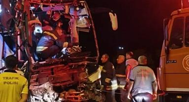 Gaziantep'te yolcu otobüsü ile tır çarpıştı 2 ölü 22 yaralı