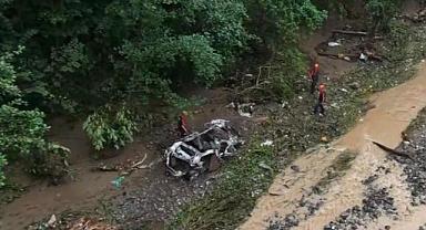 Giresun'da şiddetli yağış nedeniyle araç dereye uçtu: 2 kişi aranıyor