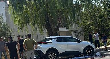 Gökçeada'da park halindeki otomobile çarpan motosikletteki 2 kişi öldü