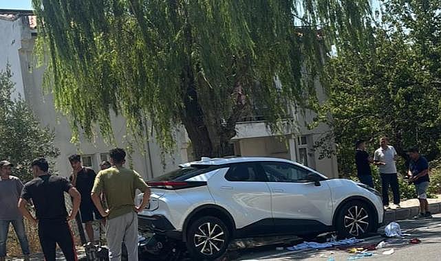 Gökçeada'da park halindeki otomobile çarpan motosikletteki 2 kişi öldü