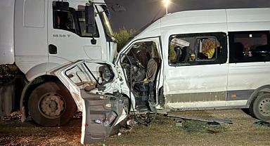Hatay'da servis minibüsü ile tır çarpıştı: 1 ölü, 14 yaralı