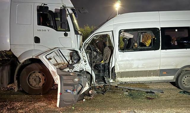 Hatay'da servis minibüsü ile tır çarpıştı: 1 ölü, 14 yaralı