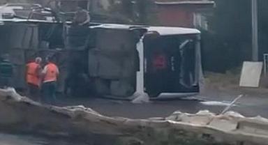 İstanbul'da servis otobüsü devrildi: 15 yaralı