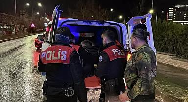 İstanbul'daki bir iş yerinde 100 ruhsatsız tabanca ele geçirildi
