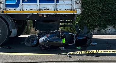 İzmir'de park halindeki tıra çarpan motosiklet sürücüsü öldü