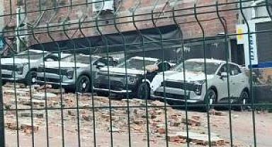 Kağıthane'de duvar çöktü: 12 sıfır kilometre araç hasar gördü