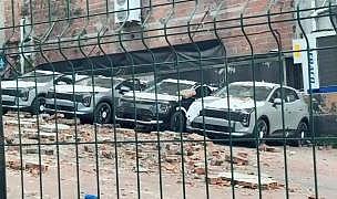 Kağıthane'de duvar çöktü: 12 sıfır kilometre araç hasar gördü