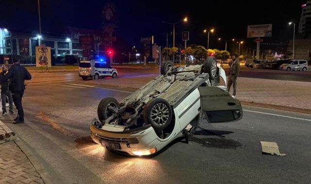 Kamyonla çarpışan otomobil savrulup takla attı