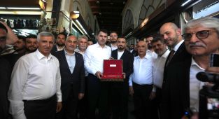 Kapalıçarşı esnafı çarşının sembolik anahtarını Murat Kurum'a hediye etti