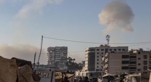 Katil İsrail'in Gazze'deki bir kafeye saldırısında 5 Filistinli öldü, 12'den fazla kişi yaralandı