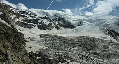 Kayıp dağcıların cesetleri eriyen buzullardan çıktı