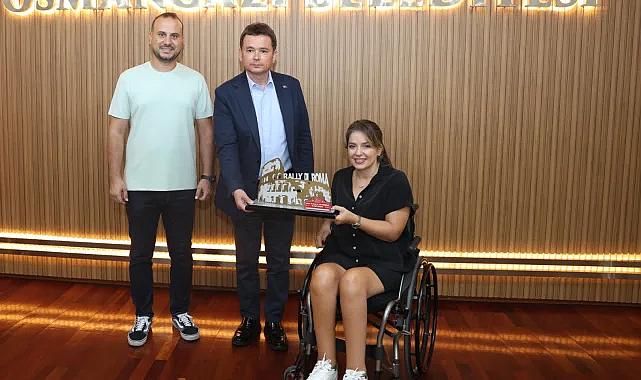 Osmangazili başarılı pilot kupasını Başkan Aydın'la paylaştı