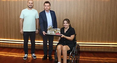 Osmangazili başarılı pilot kupasını Başkan Aydın'la paylaştı