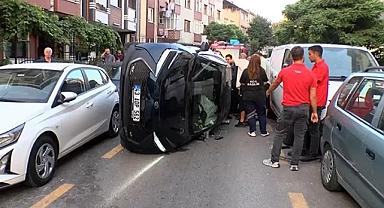 Otomobil park halindeki araçlara çarparak devrildi