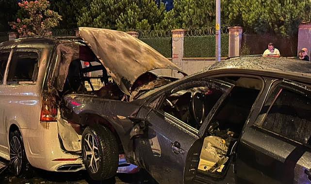 Park halindeki araçlara çarpan otomobil alev aldı