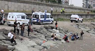 Rize'de denize giren 2 kardeşten biri öldü