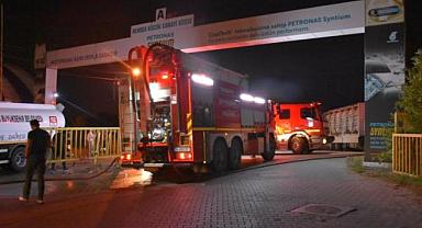 Sakarya'da 2 kişi kamyondaki varillerden sızan kimyasaldan etkilendi