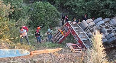 Sakarya'da ağır yük aracı şarampole devrildi: 1 ölü
