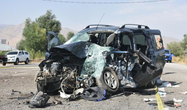 Van'da 2 araç çarpıştı: 2 ölü