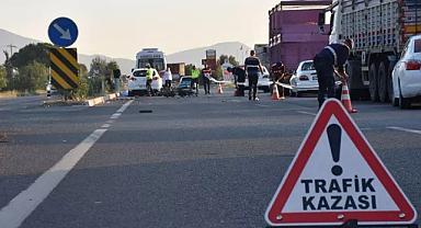 Yaralılara müdahale eden 112 ekibine araba çarptı: 2 sağlık çalışanı ağır yaralı