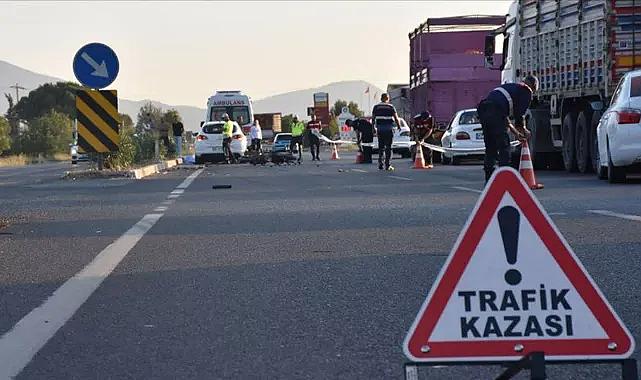 Yaralılara müdahale eden 112 ekibine araba çarptı: 2 sağlık çalışanı ağır yaralı