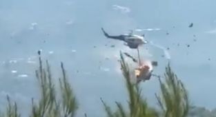Yunanistan'da iki yangın söndürme helikopteri havada çarpıştı