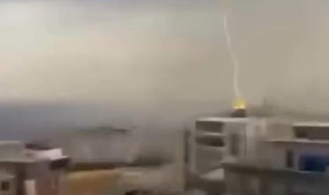 8 katlı binaya yıldırım düştü, ardından yangın çıktı: O anlar kamerada