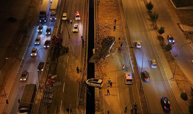 Afyonkarahisar'da tuğla yüklü tır ile 3 otomobil çarpıştı